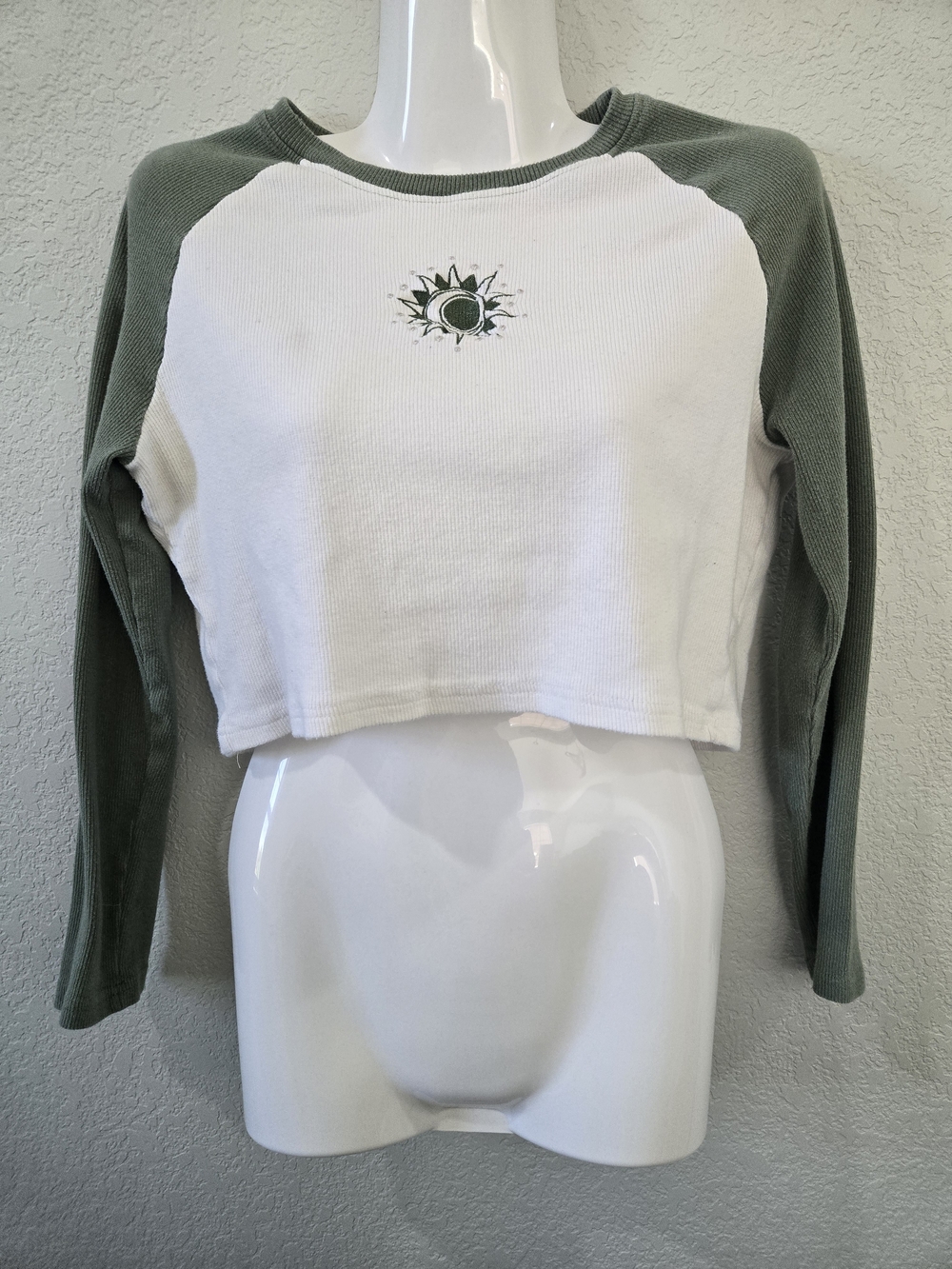 Cropped Raglan Long-Sleeve Top with Sun Graphic - White & Olive